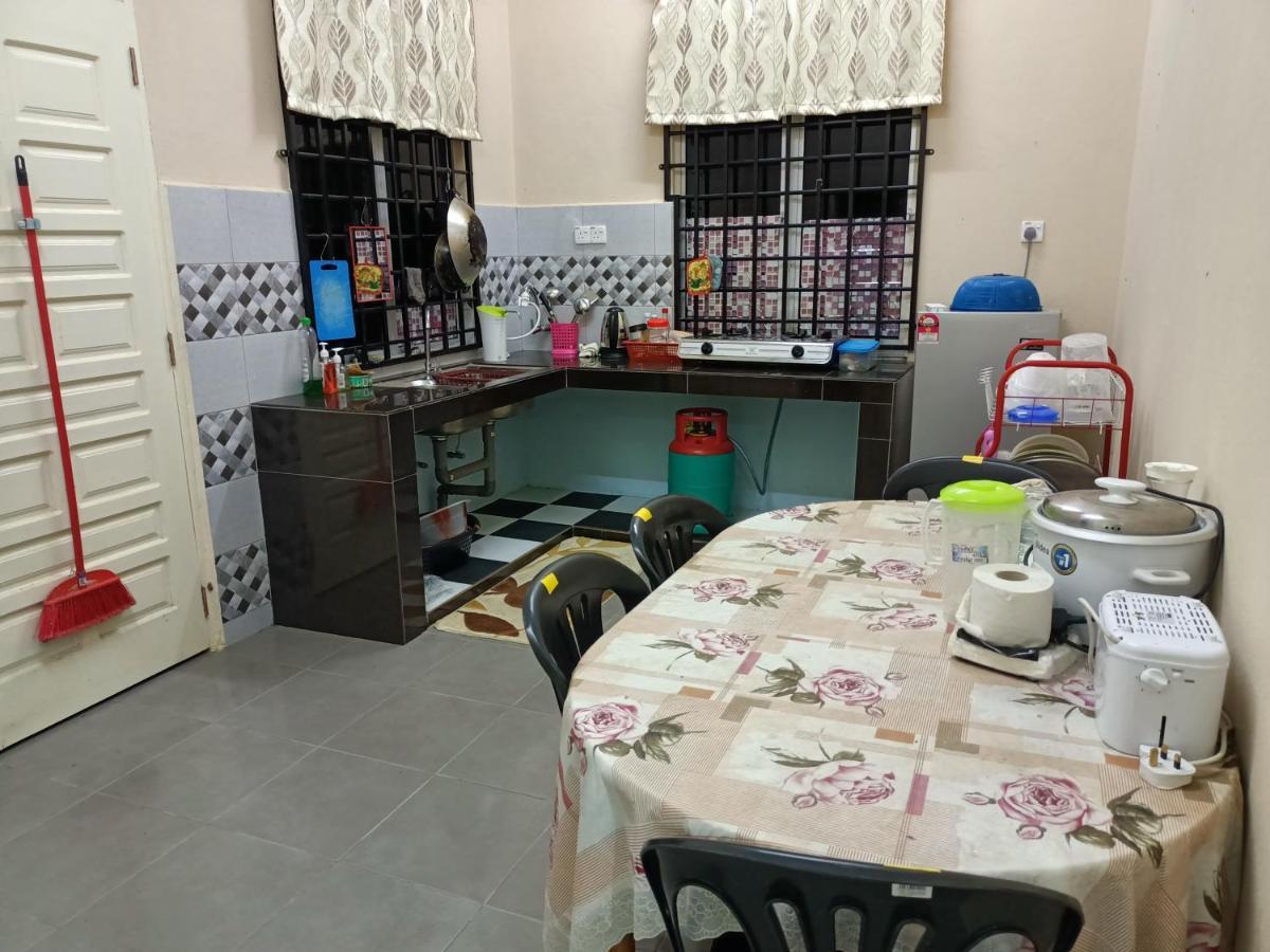 Ummi'S Homestay Kuala Besut Kampong Baru Екстериор снимка